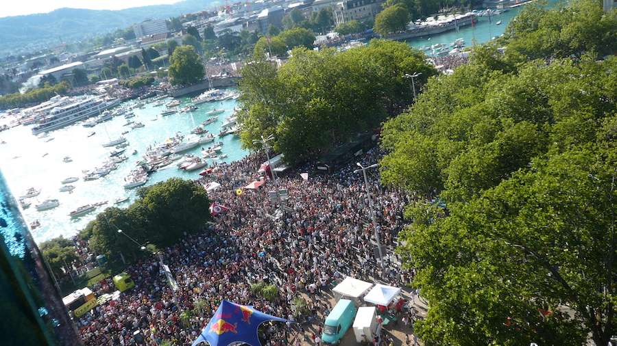 Techno Zurich_Street_Parade1