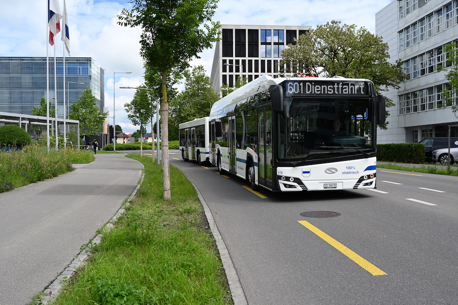 Ekologiczny autobus z przyczepą w szwajcarskim Zug