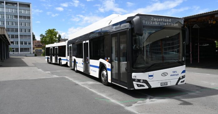 elektryczny autobus z przyczepą w Zug